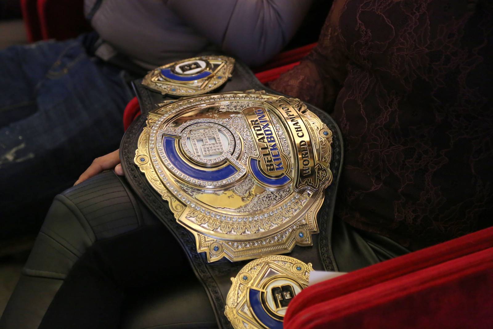 Магомедов проиграл Миксу на турнире Bellator в Париже